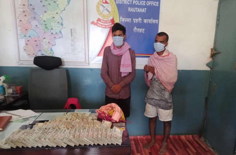 रौतहटमा स्रोत नखुलेको ३० लाख ७६ हजार नेपाली नोटसहित दुई भारतीय पक्राउ