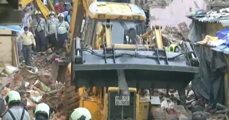 मुम्बईमा घर भत्किँदा भग्नावशेषले किचेर ११ जनाको मृत्यु