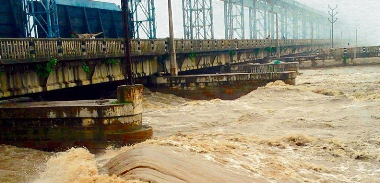 नारायणी नदीले खतराको सीमा नाघ्योः ब्यारेजका सबै ढोका खोलियो