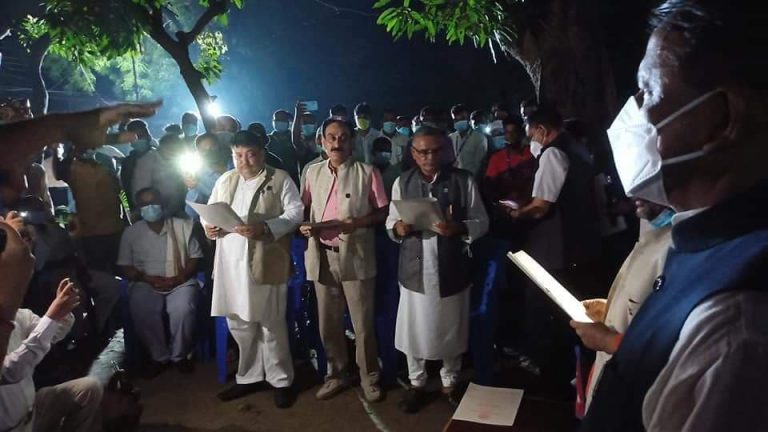 प्रदेश २ मा मन्त्रिपरिषद् विस्तार, मोबाइल लाइट बालेर सपथ