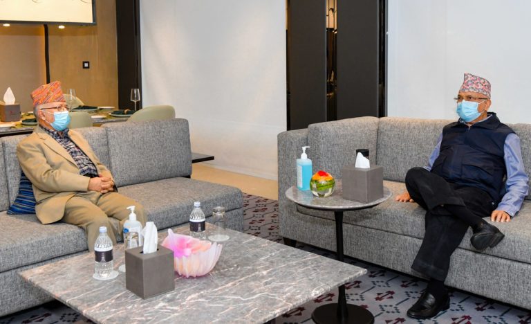 ओली र नेता नेपालबीच मेरिट हाेटलमा भेटवार्ता सुरु