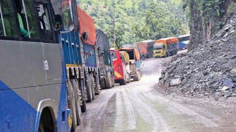 पहिरोका कारण पृथ्वी राजमार्ग अवरुद्ध