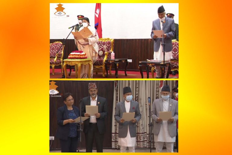 प्रधानमन्त्री शेरबहादुर देउवासहित चार जना मन्त्रीको पद तथा गोपनियताको सपथः बालकृष्ण् खाँणले गृह र जनार्दन शर्माले अर्थमन्त्रालयको जिम्मेवारी पाए