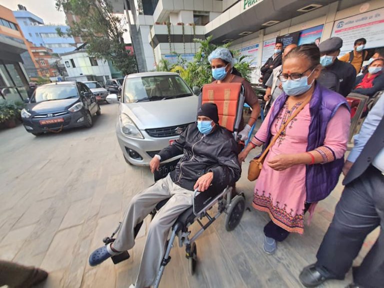 अस्पतालबा‍ट डिस्चार्ज भए मोहन वैद्य किरण