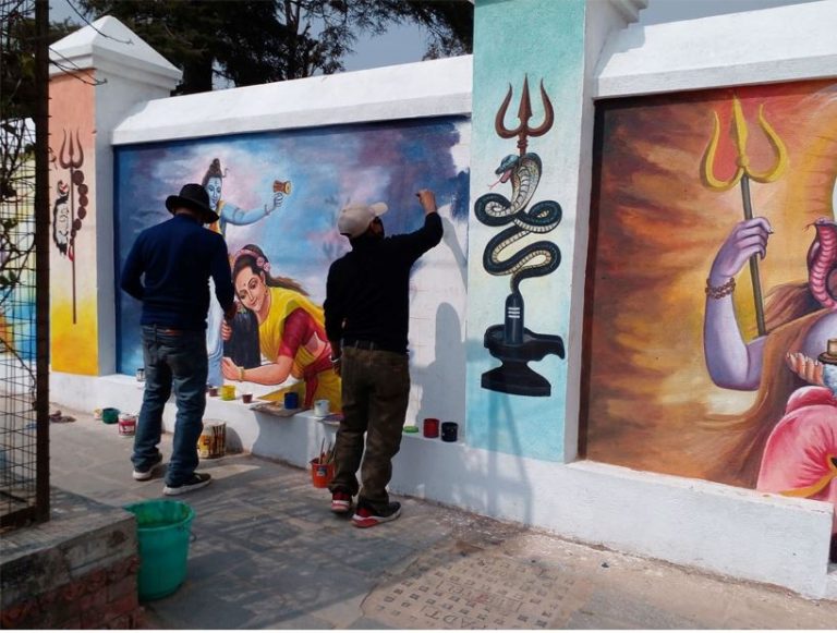 पर्यटन मन्त्री आलेको निर्देशन पछि पशुपति परिसरका भित्तामा भगवान् शिवपार्वतीका चित्र‚ महाशिवरात्रिको तयारी तीव्र