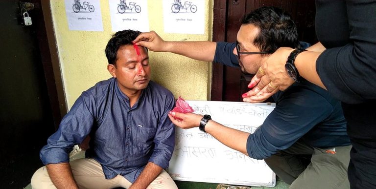 चुनाव अगावै उम्मेदवारको अनसन‚ हेलीकप्टर खरिद गरिदिनुपर्ने माग