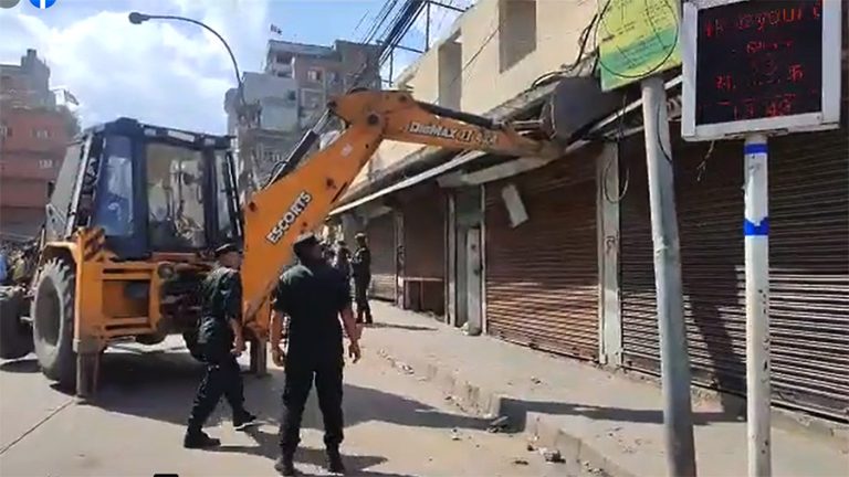 महानगरले भत्कायो वीर अस्पताल अगाडिका फार्मेसी, अब पार्क बनाइने