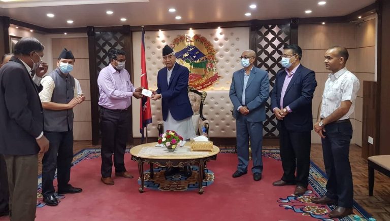 विप्लव नेतृत्वको पार्टीका एक दर्जन बढी नेता–कार्यकर्ता कांग्रेसमा प्रवेश, देउवाले दिए सदस्यता कार्ड