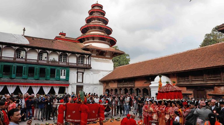 टुँडीखेलमा बढाइँ गरेर दशैघरमा भित्र्याइयो फुलपाती